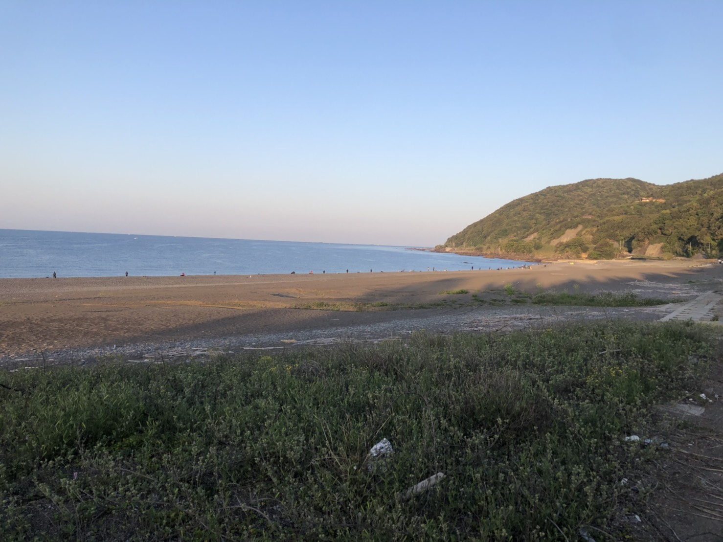海岸と山に囲まれた釣り場の風景