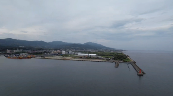 海から見た港と沿岸の風景